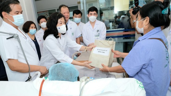 Thu nhập nhân viên y tế thấp, thiết bị 'đắp chiếu', bệnh viện xin dừng tự chủ ảnh 1