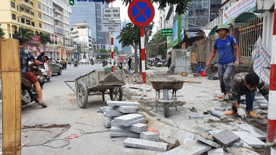 Đá lát vỉa hè ở Hà Nội nhanh hư: Cần làm rõ trách nhiệm và xử lý nghiêm