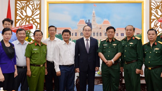 Bí thư Thành ủy TPHCM Nguyễn Thiện Nhân thăm, chúc mừng các đơn vị quân đội ảnh 2