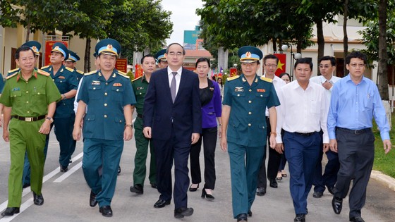 Bí thư Thành ủy TPHCM Nguyễn Thiện Nhân thăm, chúc mừng các đơn vị quân đội ảnh 3