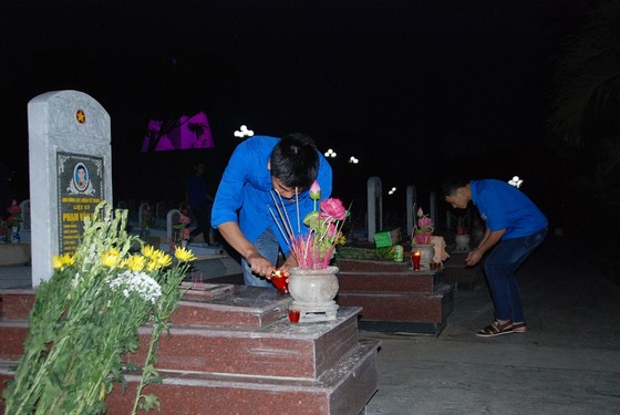 Thắp nến tri ân các anh hùng liệt sĩ tại 72 nghĩa trang ở Quảng Trị ảnh 1