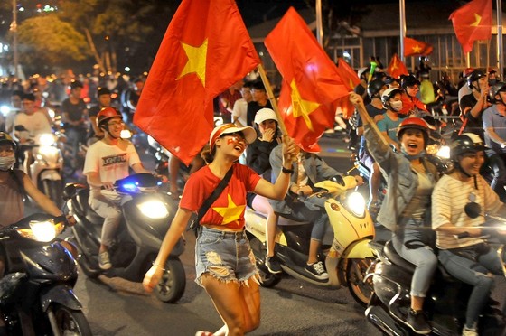 Nức lòng khi Việt Nam vào Chung kết AFF Cup ảnh 1