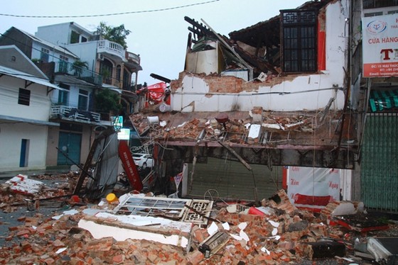 Ngôi nhà 2 tầng tại Huế bất ngờ đổ sập lúc rạng sáng ảnh 1