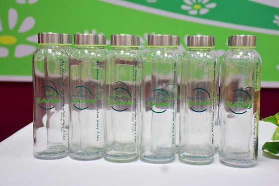 Thừa Thiên – Huế tiên phong dùng chai thủy tinh đựng nước uống cho các hội nghị ảnh 2