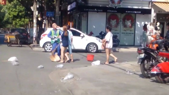 Xôn xao clip nữ lao công nhắc nhở việc bỏ rác, liền bị chủ shop tấn công ảnh 1