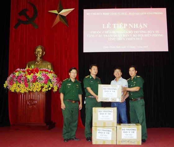 Bộ trưởng Bộ Y tế Nguyễn Thị Kim Tiến tặng thuốc chữa bệnh cho đồng bào Trường Sơn ảnh 1