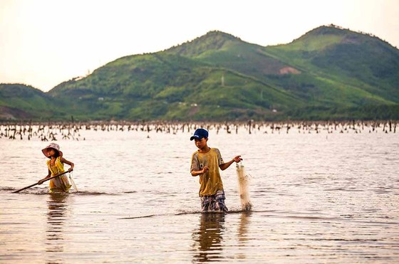 Ngày hè của trẻ vùng quê ảnh 1