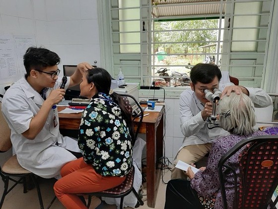 Hơn 1.500 bệnh nhân nghèo được khám và chữa bệnh về mắt miễn phí ảnh 1