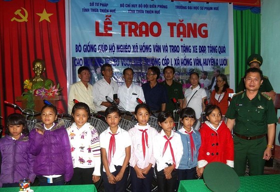 Tặng bò giống cho người nghèo nơi biên giới ảnh 1