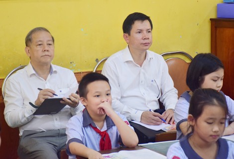 Chủ tịch UBND tỉnh Thừa Thiên – Huế cùng học môn Đạo đức với học sinh tiểu học ảnh 1