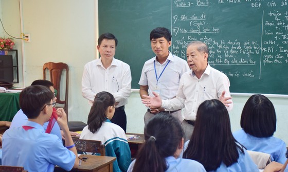 Chủ tịch UBND tỉnh Thừa Thiên – Huế cùng học môn Đạo đức với học sinh tiểu học ảnh 2