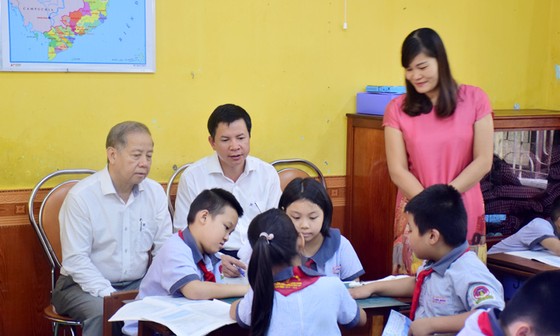 Chủ tịch UBND tỉnh Thừa Thiên – Huế cùng học môn Đạo đức với học sinh tiểu học ảnh 3
