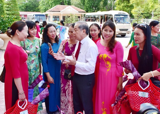 Lần đầu tiên Chủ tịch tỉnh Thừa Thiên - Huế gặp mặt nói chuyện thân mật với chị em lao công  ảnh 5