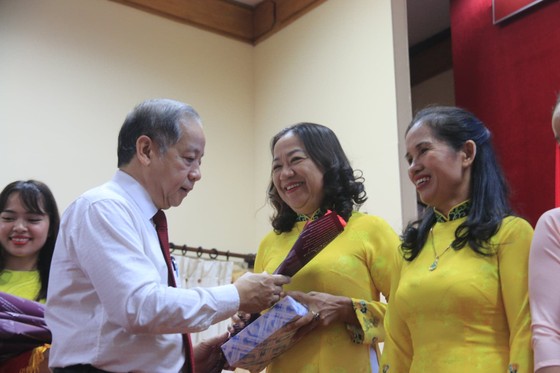Lần đầu tiên Chủ tịch tỉnh Thừa Thiên - Huế gặp mặt nói chuyện thân mật với chị em lao công  ảnh 1