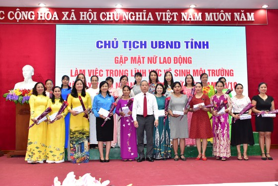 Lần đầu tiên Chủ tịch tỉnh Thừa Thiên - Huế gặp mặt nói chuyện thân mật với chị em lao công  ảnh 3