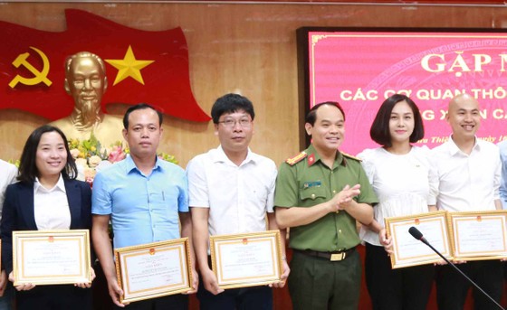Khen thưởng các nhà báo có thành tích tuyên truyền đảm bảo an ninh, trật tự ảnh 2
