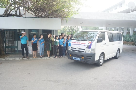 Bệnh viện Trung ương Huế đưa 200 bệnh nhân ở xa về quê ăn Tết ảnh 2