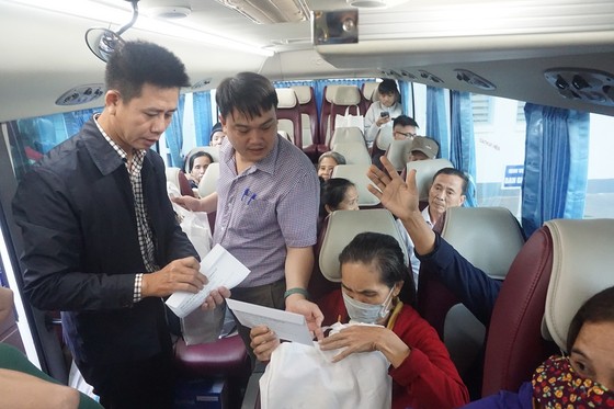 Bệnh viện Trung ương Huế đưa 200 bệnh nhân ở xa về quê ăn Tết ảnh 3