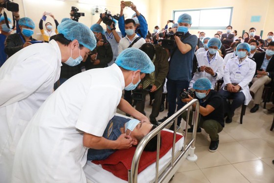 Bệnh viện Trung ương Huế diễn tập cứu chữa 2 bệnh nhân nhiễm virus corona ảnh 4