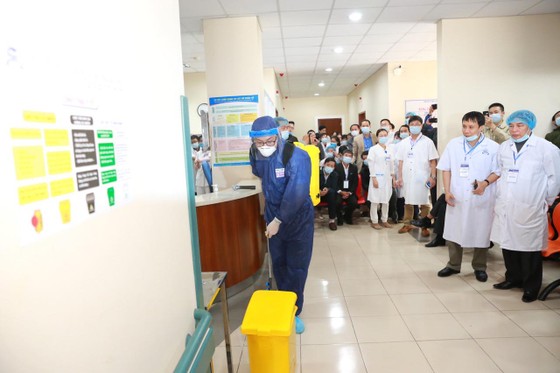 Bệnh viện Trung ương Huế diễn tập cứu chữa 2 bệnh nhân nhiễm virus corona ảnh 2