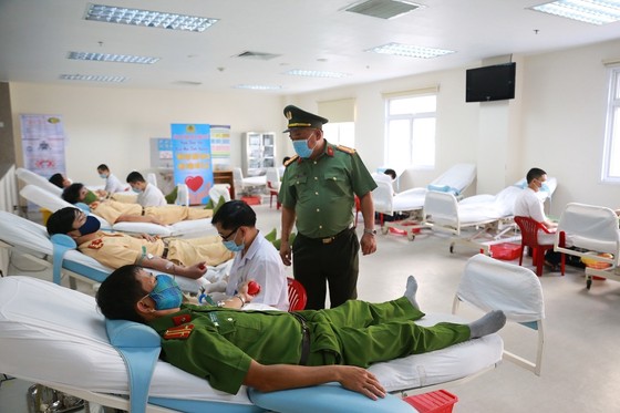 500 cán bộ, chiến sĩ công an tỉnh Thừa Thiên-Huế cùng hiến máu cứu người ảnh 4