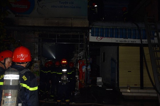 Vật lộn cứu cửa hàng tạp hóa bốc cháy trong đêm mưa tại Huế ảnh 1