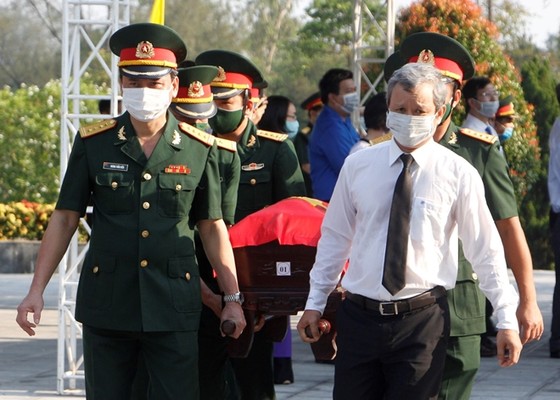 Truy điệu và an táng 15 hài cốt quân tình nguyện Việt Nam hy sinh tại Lào ảnh 1