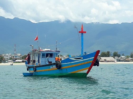 Phát hiện tàu cá chở 9 người trốn khỏi vùng dịch Đà Nẵng về Lăng Cô ảnh 1