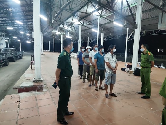 Phát hiện nhóm người đi bộ ven biển từ Đà Nẵng ra Lăng Cô để trốn cách ly ảnh 1