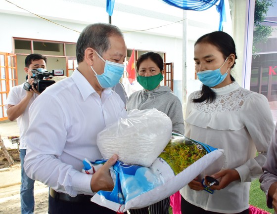 25 hộ nghèo Kinh thành Huế nhận nhà mới được lãnh đạo tỉnh Thừa Thiên – Huế tặng gạo và muối trắng ảnh 1