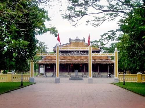 Lần đầu vinh danh 367 học sinh Danh dự toàn trường tại Quốc Tử Giám ở Huế ảnh 1