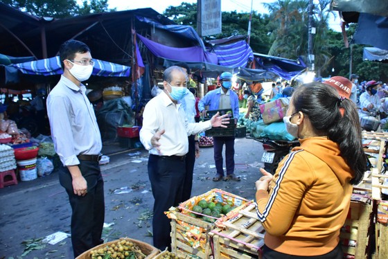 Chủ tịch UBND tỉnh Thừa Thiên – Huế đi chợ dặn tiểu thương tích cực phòng chống Covid-19 ảnh 2