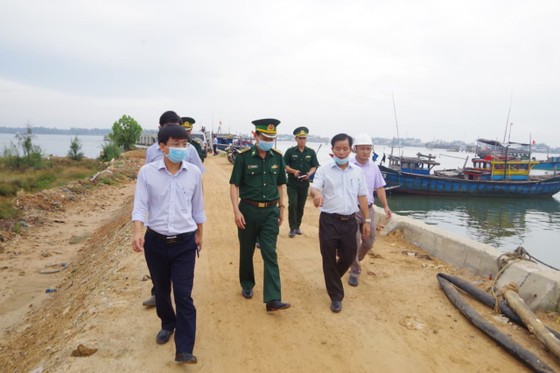 Phó Thủ tướng Trịnh Đình Dũng chỉ đạo công tác ứng phó bão số 5 tại Thừa Thiên - Huế ảnh 3