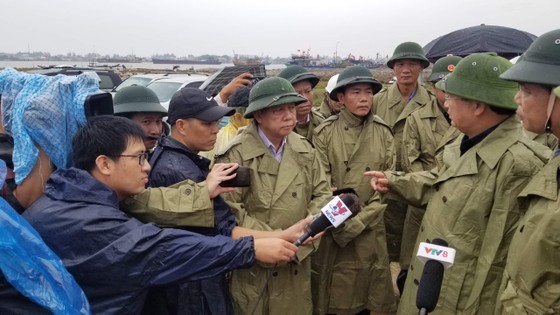 Phó Thủ tướng Trịnh Đình Dũng chỉ đạo công tác ứng phó bão số 5 tại Thừa Thiên - Huế ảnh 1