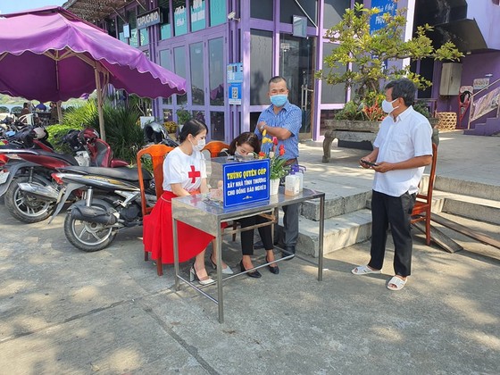 Ông Đoàn Ngọc Hải làm phục vụ bàn tại quán cơm 5.000 đồng ở Huế ảnh 7