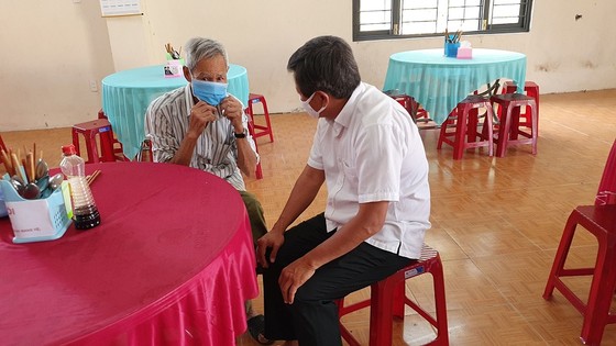 Ông Đoàn Ngọc Hải làm phục vụ bàn tại quán cơm 5.000 đồng ở Huế ảnh 6
