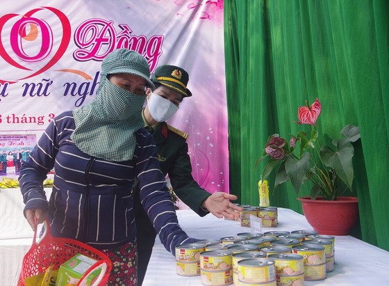 Các nữ bộ đội tổ chức gian hàng 0 đồng dành cho phụ nữ nghèo tại Huế ảnh 1
