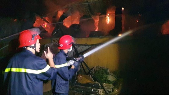 Huy động 14 xe cứu hỏa chữa cháy kho chứa giấy tại khu công nghiệp Phú Bài ảnh 1