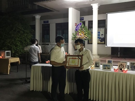 Chủ tịch nước truy tặng Huân chương Dũng cảm cho sinh viên cứu người Nguyễn Văn Nhã ảnh 1
