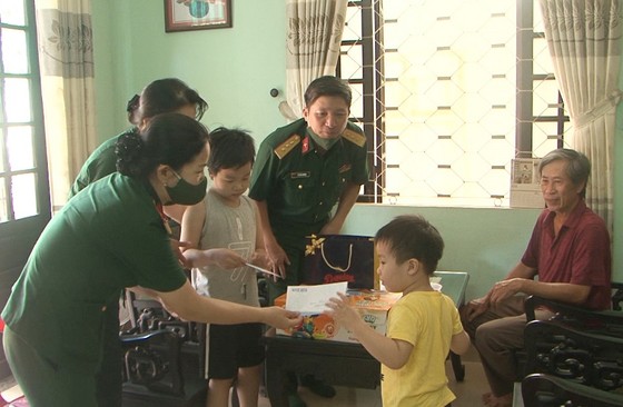 Tặng quà cho con các liệt sĩ hy sinh tại thủy điện Rào Trăng 3 ảnh 2