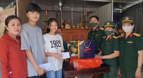 Tặng quà cho con các liệt sĩ hy sinh tại thủy điện Rào Trăng 3 ảnh 3