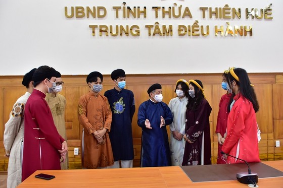 Lần đầu đón học sinh tham quan trụ sở UBND tỉnh Thừa Thiên – Huế ảnh 1