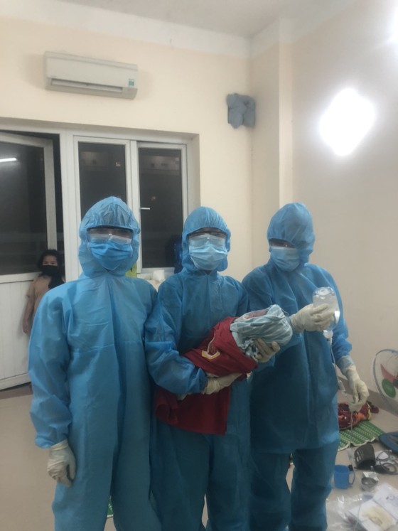 Giúp sản phụ 'vượt cạn' thành công ngay trong khu cách ly ảnh 1