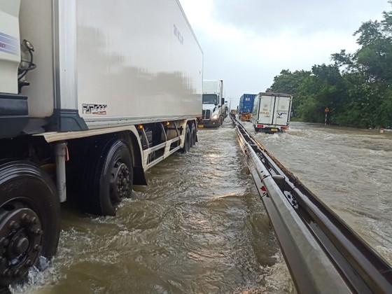Một số tỉnh miền Trung bị sạt lở, ngập cục bộ, chia cắt giao thông do mưa lớn ảnh 13