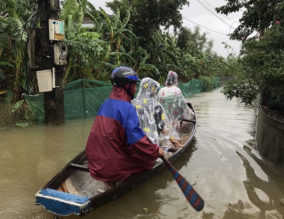 Một số tỉnh miền Trung bị sạt lở, ngập cục bộ, chia cắt giao thông do mưa lớn ảnh 16