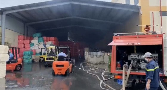Thừa Thiên – Huế: Chữa cháy thành công tại kho bông nguyên liệu 1.500m² ảnh 1