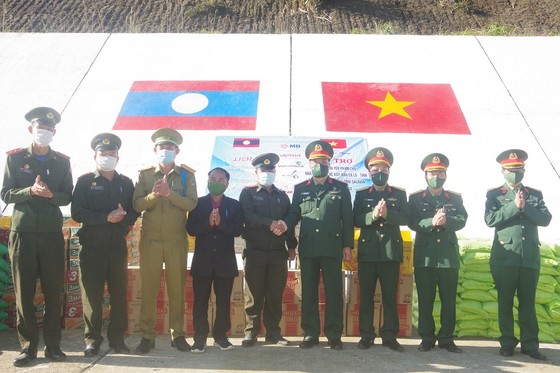Tặng quà tết lực lượng vũ trang và nhân dân biên giới Việt Nam – Lào ảnh 5