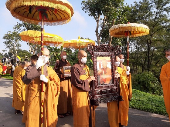 Phụng tống kim quan Thiền sư Thích Nhất Hạnh rời Tổ đình Từ Hiếu ảnh 2