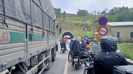 Vụ đi đèo mà phải đóng phí…qua hầm: Không đi đèo thì chờ ngoài hầm Phước Tượng ảnh 2