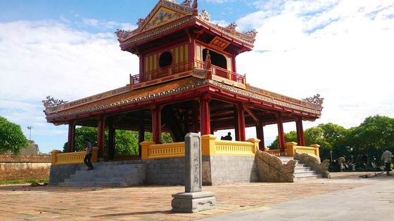 Bia đá 'Khuynh cái hạ mã' trước Phu Văn Lâu bất ngờ bị gãy đổ ảnh 2